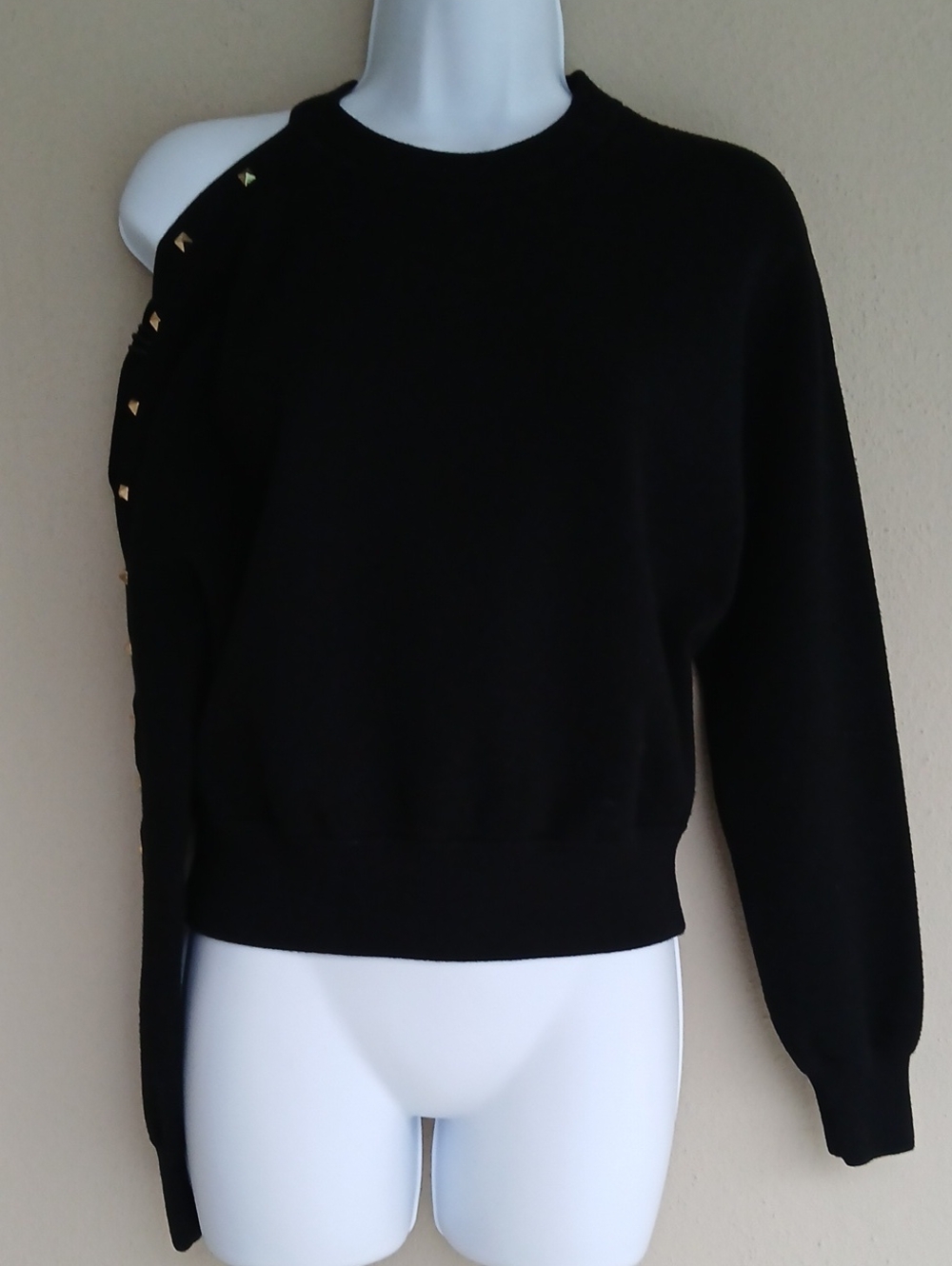 Alice + Olivia Michael Crewneck Pullover with Cut Shoulder in BLACK XS - Picture 6 of 8